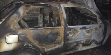 Carro da vítima, que foi incendiado pelo ex-marido: nem medida protetiva afastou  agressor - Foto: Divulgação PM