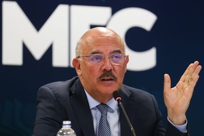 Ministro isenta Bolsonaro e diz que alocação de recursos segue legislação