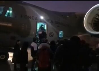Brasileiros embarcam no O KC-390  da FAB em Varsóvia, na Polônia. Foto: Reprodução