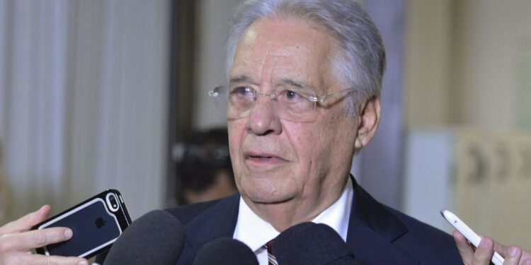 Ex-presidente FHC fratura o fêmur e é internado em São Paulo