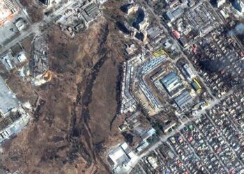 Área de Mariupol atingida por mísseis russos: cidade está quase totalmente destruída, sem recursos de infraestrutura e sem alimentos Foto: Reprodução