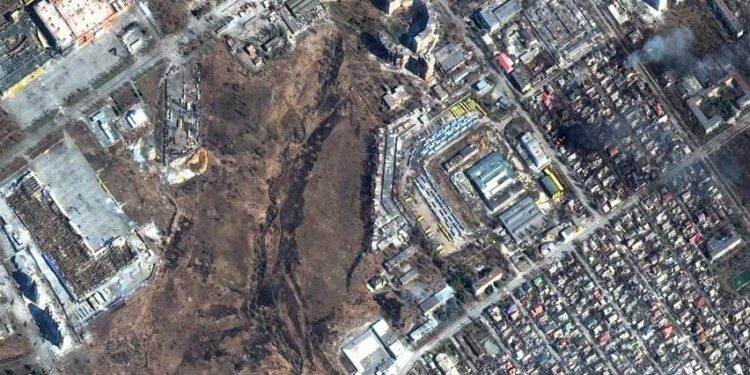 Área de Mariupol atingida por mísseis russos: cidade está quase totalmente destruída, sem recursos de infraestrutura e sem alimentos Foto: Reprodução