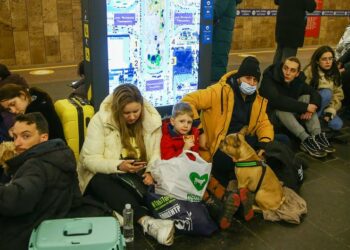 Famílias buscam abrigo em estação de metrô na capital da Ucrânia, Kiev. Foto: Vyacheslav Ratynskiy/Unicef