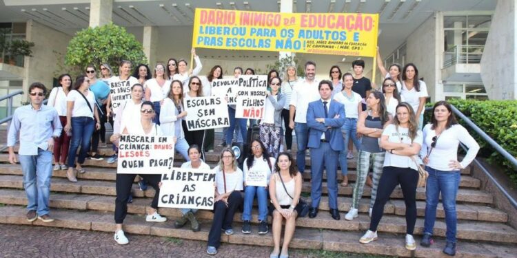 Protesto de mães contra a obrigatoriedade do uso de máscara nas escola. Foto: Divulgação