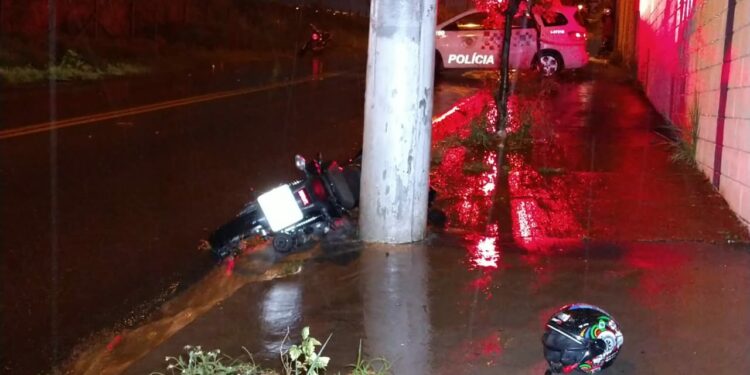 Acidente de trânsito deixa dois mortos durante a madrugada