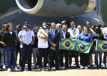 Cerimônia de recepção aos brasileiros e estrangeiros provenientes da Ucrânia, na Base Aérea de Brasília. Foto: Marcelo Camargo/Agência Brasil