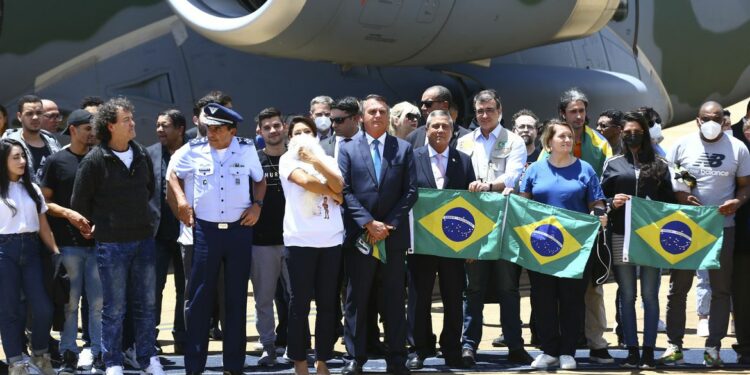Cerimônia de recepção aos brasileiros e estrangeiros provenientes da Ucrânia, na Base Aérea de Brasília. Foto: Marcelo Camargo/Agência Brasil