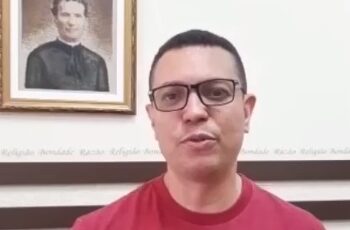 O padre Alexandre Luís de Oliveira gravou um vídeo pedindo a colaboração dos fiéis. Foto: Reprodução