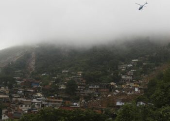 A chuva voltou a cair forte em Petrópolis no meio da tarde deste domingo.. Foto: Suzi Rêgo/Agência Brasil