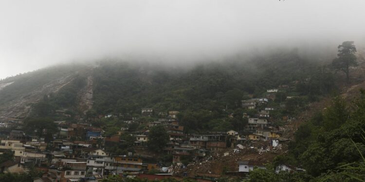 A chuva voltou a cair forte em Petrópolis no meio da tarde deste domingo.. Foto: Suzi Rêgo/Agência Brasil