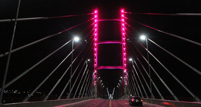 Hortolândia ilumina ponte de rosa para homenagear ‘Mês da Mulher’