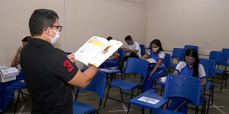 Professor dá aula em Manaus. Foto: Agência Brasil