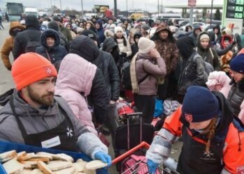 População civil sendo retirada de Sumy, localizada a 350 quilômetros de Kiev. Foto: Agência Lusa
