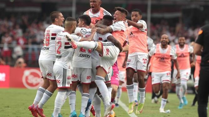 São Paulo derrota o Corinthians e vai enfrentar o Palmeiras na final do Campeonato Paulista - Foto: Rubens Chiri/saopaulofc.net