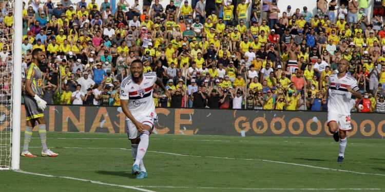 O lateral Reinaldo comemora ao marcar de pênalti, na vitória do São Paulo em Mirassol. Foto/ FPF