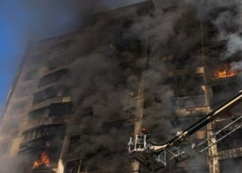 Edifício localizado a oeste de Kiev em em chamas, após ataque russo. Foto: Agência Lusa