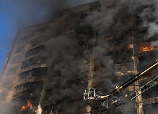 Edifício localizado a oeste de Kiev em em chamas, após ataque russo. Foto: Agência Lusa