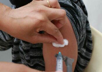 O aumento da cobertura vacinal contribui para a queda da taxa de letalidade da Covid-19. Foto: Leandro Ferreira/ Hora Campinas
