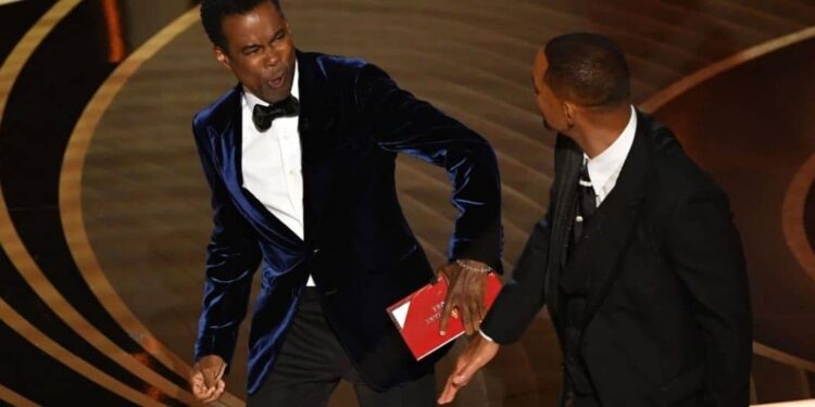 Momento em que Chris Rock leva um soco de Will Smith durante a cerimônia do Oscar. Foto: Reprodução