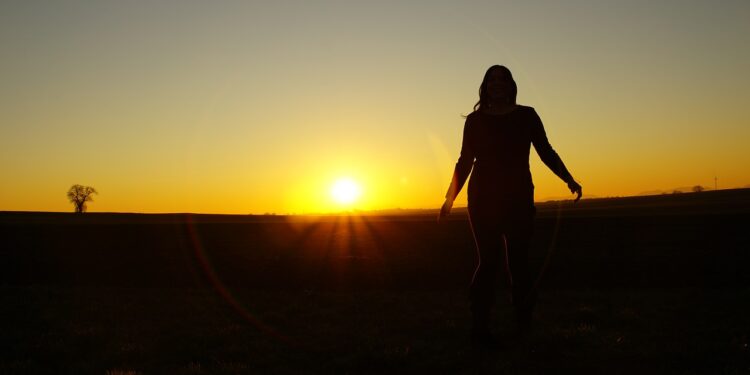 Artigo: Mulher, tema permanente – por Regina Márcia Moura Tavares