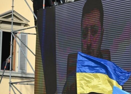 Imagem do pPresidente ucraniano, Volodymyr Zelensky, reproduzida num telão. Foto: Reprodução