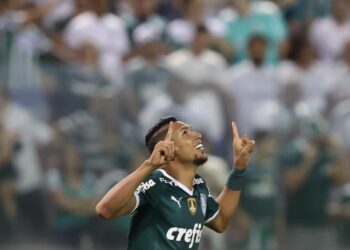 Rony celebra o segundo gol do Palmeiras, após uma cobrança de escanteio Foto: Cesar Grecco/Palmeiras