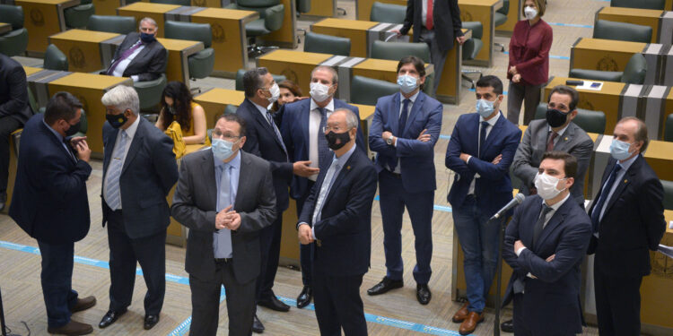 37 deputados estaduais trocaram de partido na janela; 7 são da região