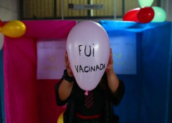 A mensagem exibida com orgulho na bexiga: criança imunizada contra a Covid-19 - Foto: Leandro Ferreira/Hora Campinas
