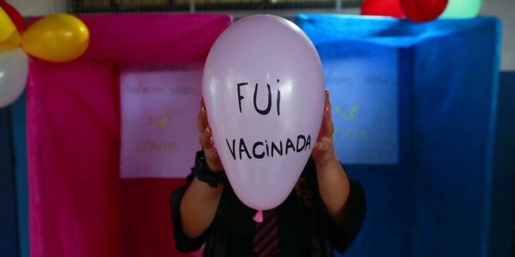 A mensagem exibida com orgulho na bexiga: criança imunizada contra a Covid-19 - Foto: Leandro Ferreira/Hora Campinas