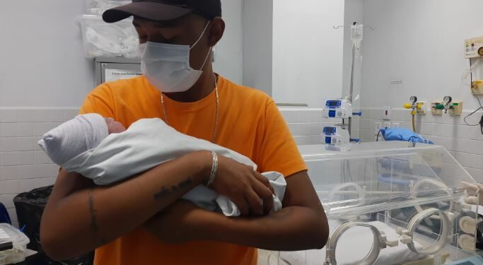 O autônomo Daniel Ferreira dos Santos com o filho recém-nascido Davi: tudo certo - Foto: Divulgação