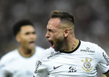 Maycon comemora o primeiro gol: filho do Terrão jogou com muita intensidade e apareceu no ataque para ser decisivo Foto: Twitter/Reprodução