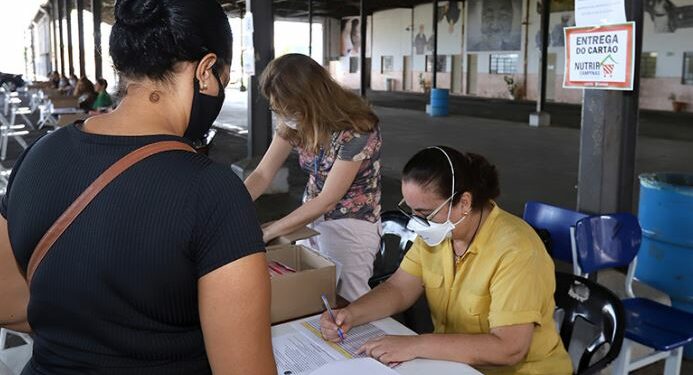 Servidores durante coleta de informações dos beneficiários para entrega do Cartão Nutrir: prorrogação até dezembro - Foto: Divulgação/PMC