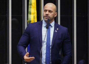 Deputado Daniel Silveira cumpre decisão de ministro e coloca tornozeleira