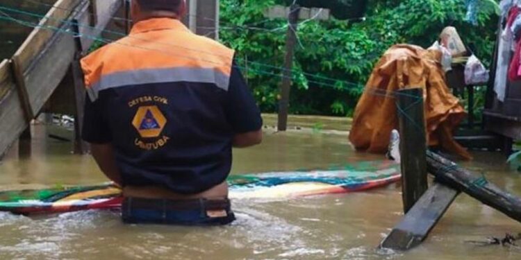 Chuvas desalojam famílias e bloqueiam estradas em Ubatuba