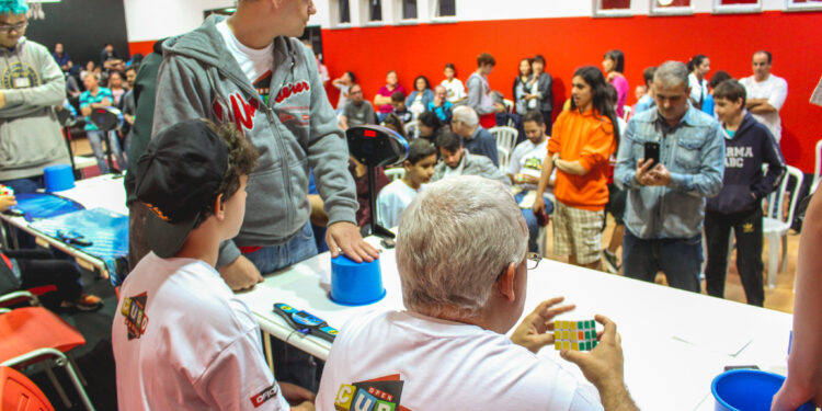 O Campeonato Brasileiro de Cubo Mágico é disputado em diferentes modalidades. Fotos: Divulgação