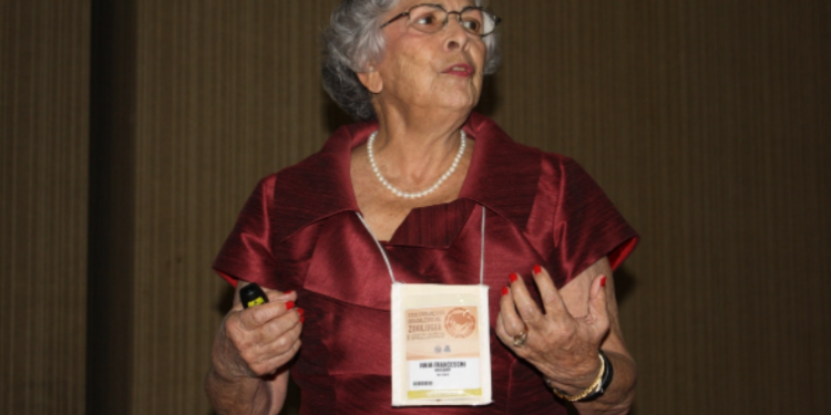 Júlia Prado em simpósio em 2012: ela chegou a trabalhar com o pesquisador Oswaldo Vital Brasil Foto: Divulgação