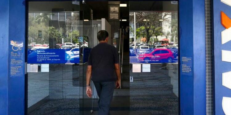 Bancos fecham neste feriado de Tiradentes (21) e abrem normalmente na sexta-feira (22) - Foto: Marcelo Camargo/Agência Brasil