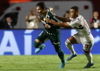 O jogador Raphael Veiga disputa bola com o jogador Alisson, do São Paulo, no primeiro jogo da final Foto: Cesar Greco/Palmeiras