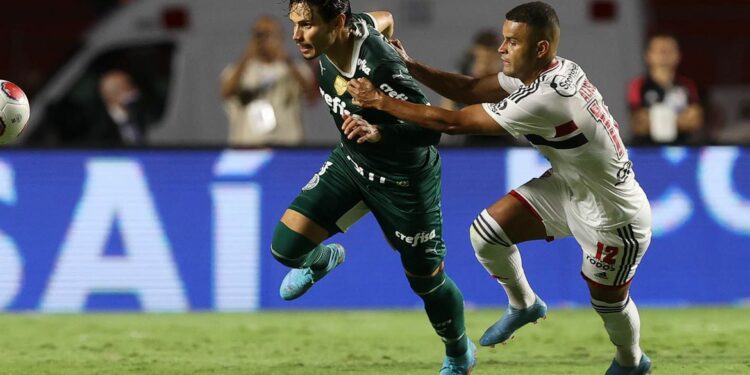 O jogador Raphael Veiga disputa bola com o jogador Alisson, do São Paulo, no primeiro jogo da final Foto: Cesar Greco/Palmeiras