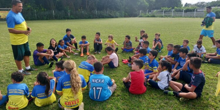Projeto oferece escolinha esportiva a centenas de crianças
