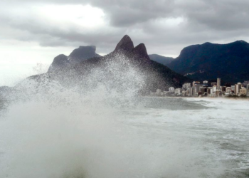 Mar ficou de ressaca e ondas de até 2,5 metros podem atingir o Litoral do Rio até o próximo domingo - Foto: Tania Rego/Agência Brasil