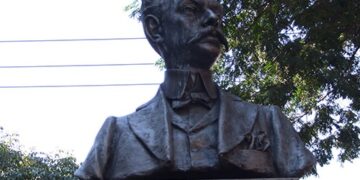 Busto em homenagem ao ilustre campineiro, no Centro de Campinas: lugar de destaque na história da cidade - Fotos: Reprodução