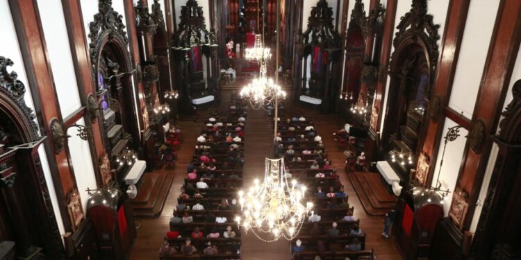 Assentos da Catedral ocupados para a cerimônia que lembra a morte de Jeus: tempos difíceis sustentados pela fé Fotos: Leandro Ferreira/Hora Campinas
