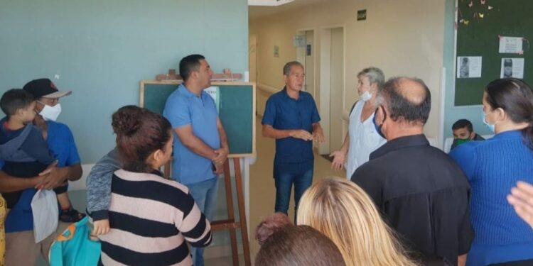 Edison Ribeiro conversa com usuários do Centro de Saúde do satélite Íris. Foto: Reprodução/Redes Sociais