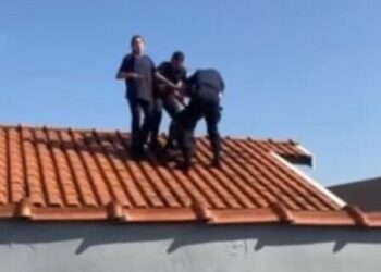 Suspeito é detido em Nova Odessa quando tentava fugir pelo telhado. Fotos: Divulgação
