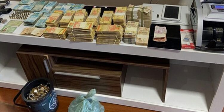 As autoridades apreenderam a quantia aproximada de R$ 306 mil em dinheiro. Foto: Divulgação