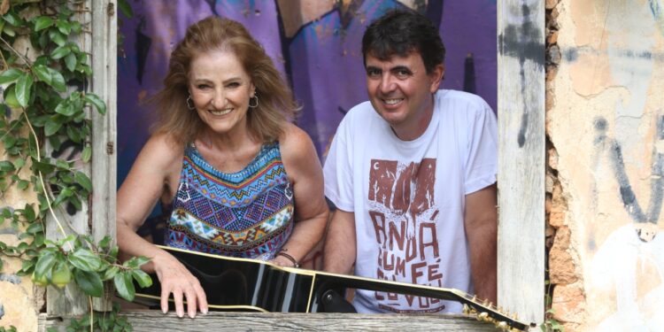 Bomina e Clayton apresentam o show ‘O bom da MPB e outras canções roquenroll’. Foto: Adriano Rosa/Divulgação