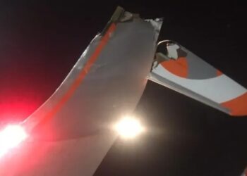 A fuselagem do avião sofreu avarias e os passageiros desembarcaram em segurança. Foto: Reprodução/Aeroflap