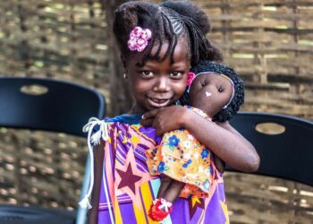 Nome do projeto, Buneka, homenageia o dialeto crioulo: primeiras bonecas foram entregues em Guiné-Bissau, onde 90% da população fala crioulo - Fotos: Divulgação