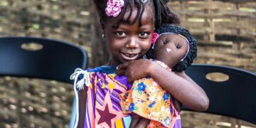 Nome do projeto, Buneka, homenageia o dialeto crioulo: primeiras bonecas foram entregues em Guiné-Bissau, onde 90% da população fala crioulo - Fotos: Divulgação